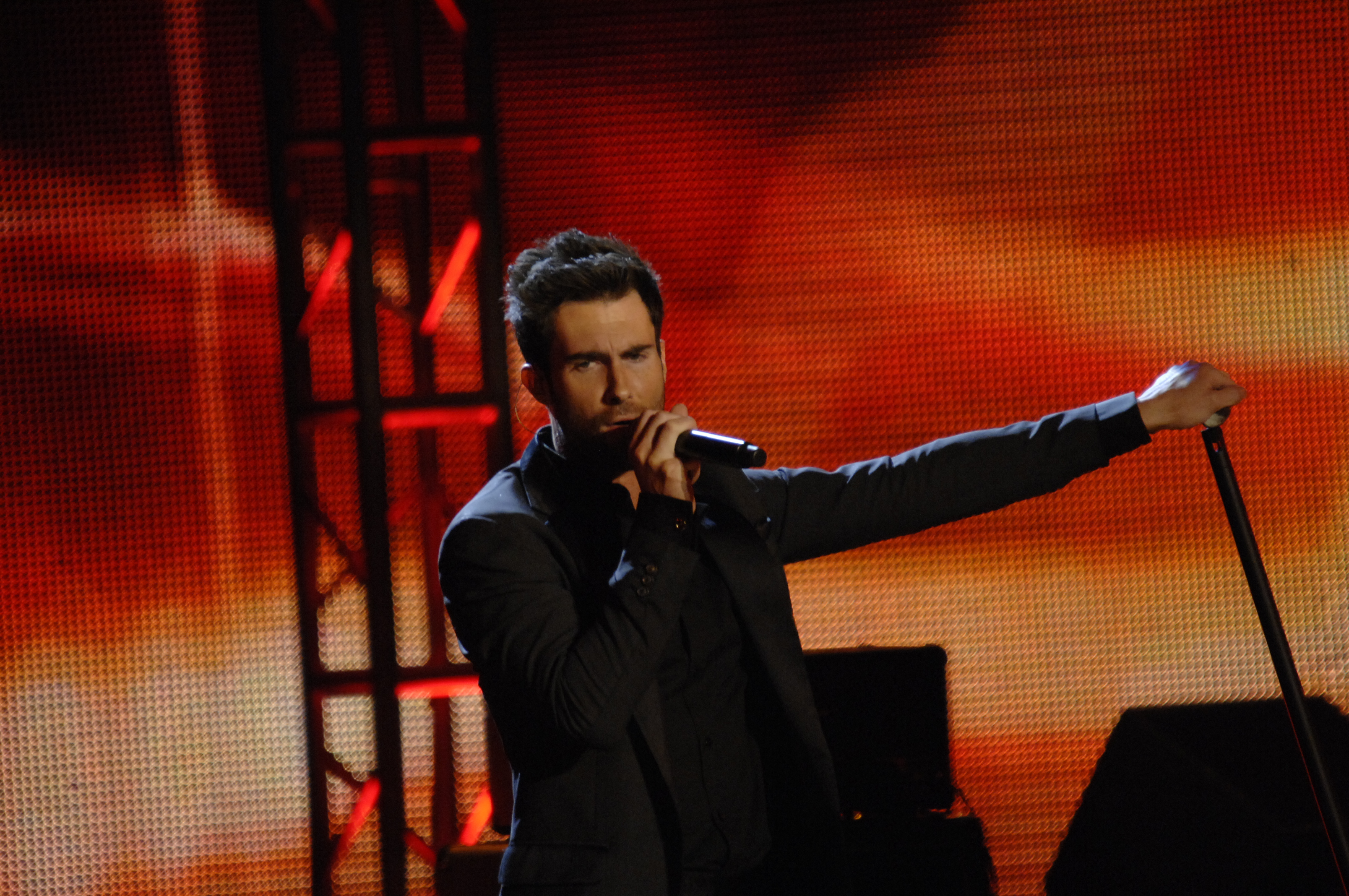 2009年1月20日のNeighborhood Ballで歌うMaroon 5のAdam Levine
